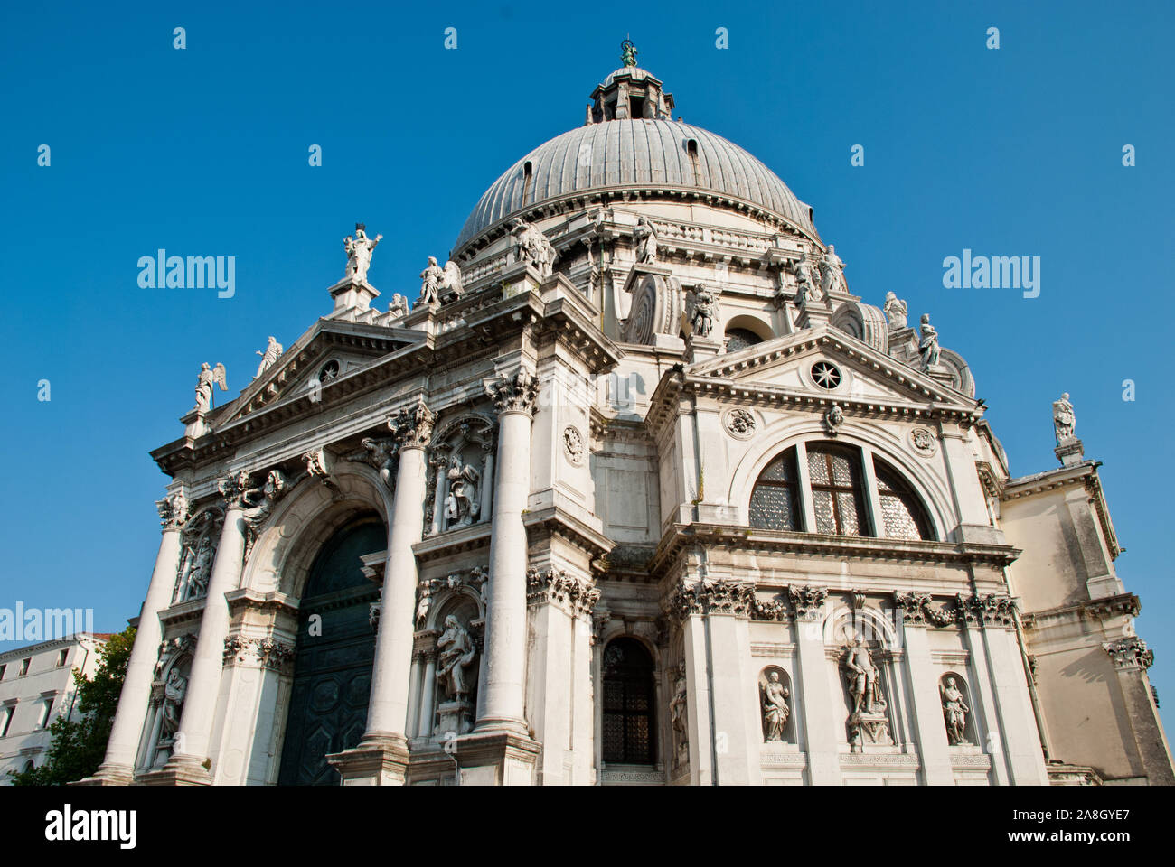 Venecia, Italia: Santa Maria della Salute (Inglés: Santa María de la Salud), comúnmente conocida simplemente como la Salute, es una iglesia católica romana y menor bas Fotografía de stock - Alamy Venecia, Italia: Santa Maria della Salute (Inglés: Santa María de la Salud), comúnmente conocida simplemente como la Salute, es una iglesia católica romana y menor bas Fotografía de stock - Alamy