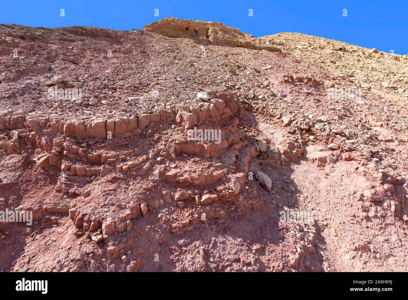 Color erosiva colinas del cañón en el rojo de las montañas de Eilat. Israel Foto de stock