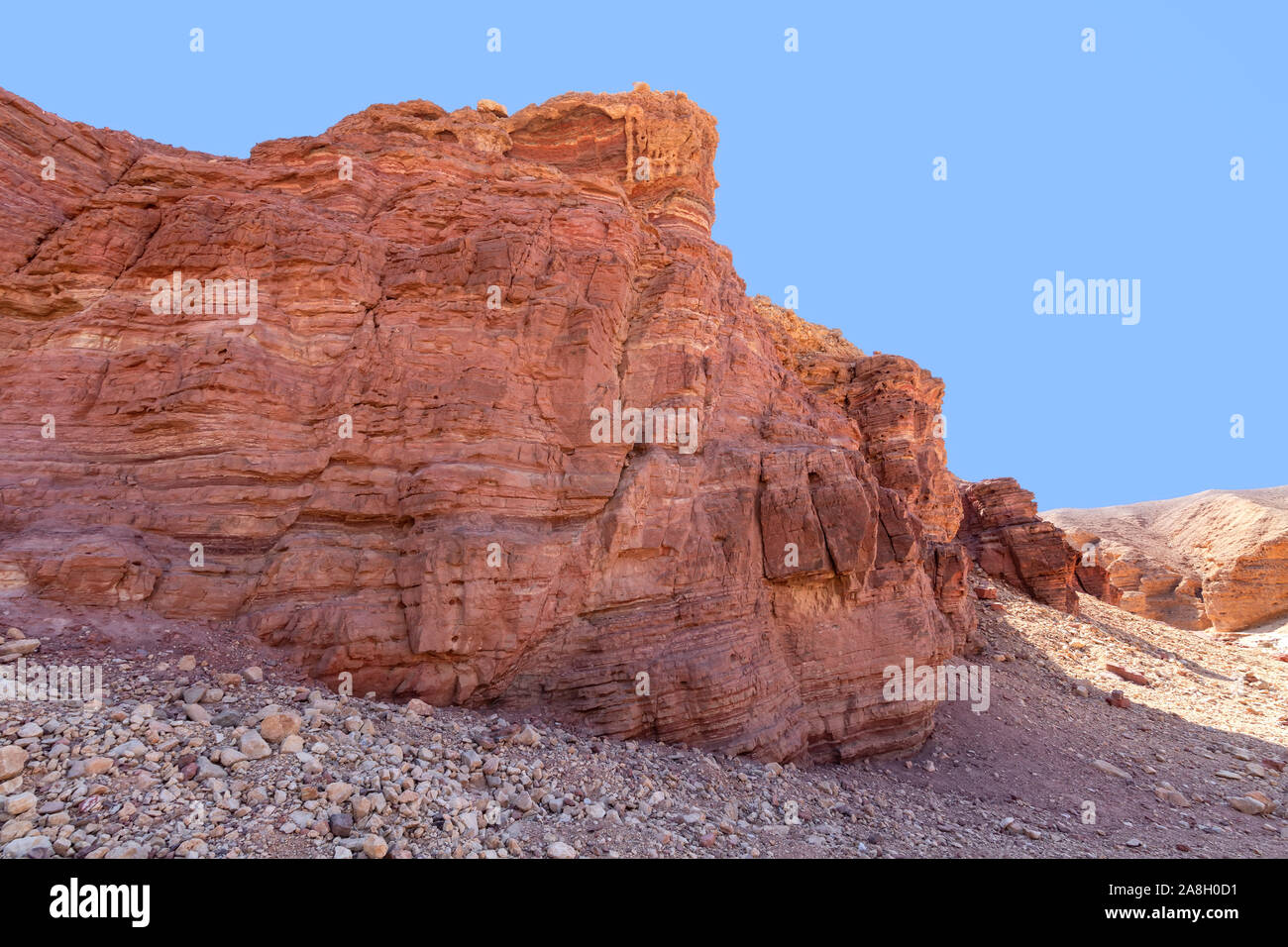 Color erosiva colinas del cañón en el rojo de las montañas de Eilat. Israel Foto de stock