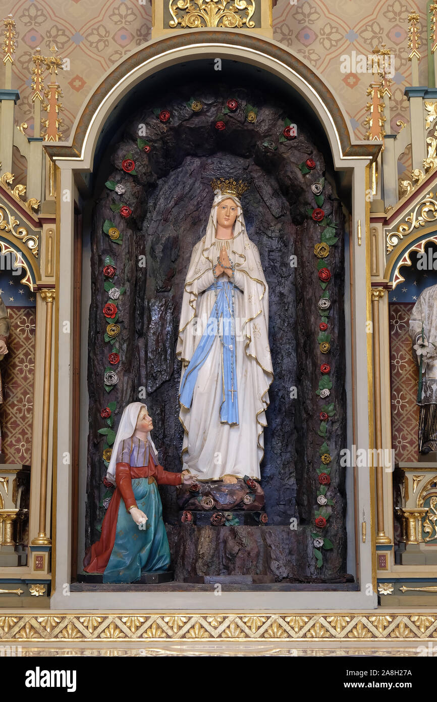 Altar de Nuestra Señora de Lourdes en la iglesia de San Mateo en Stitar, Croacia Foto de stock