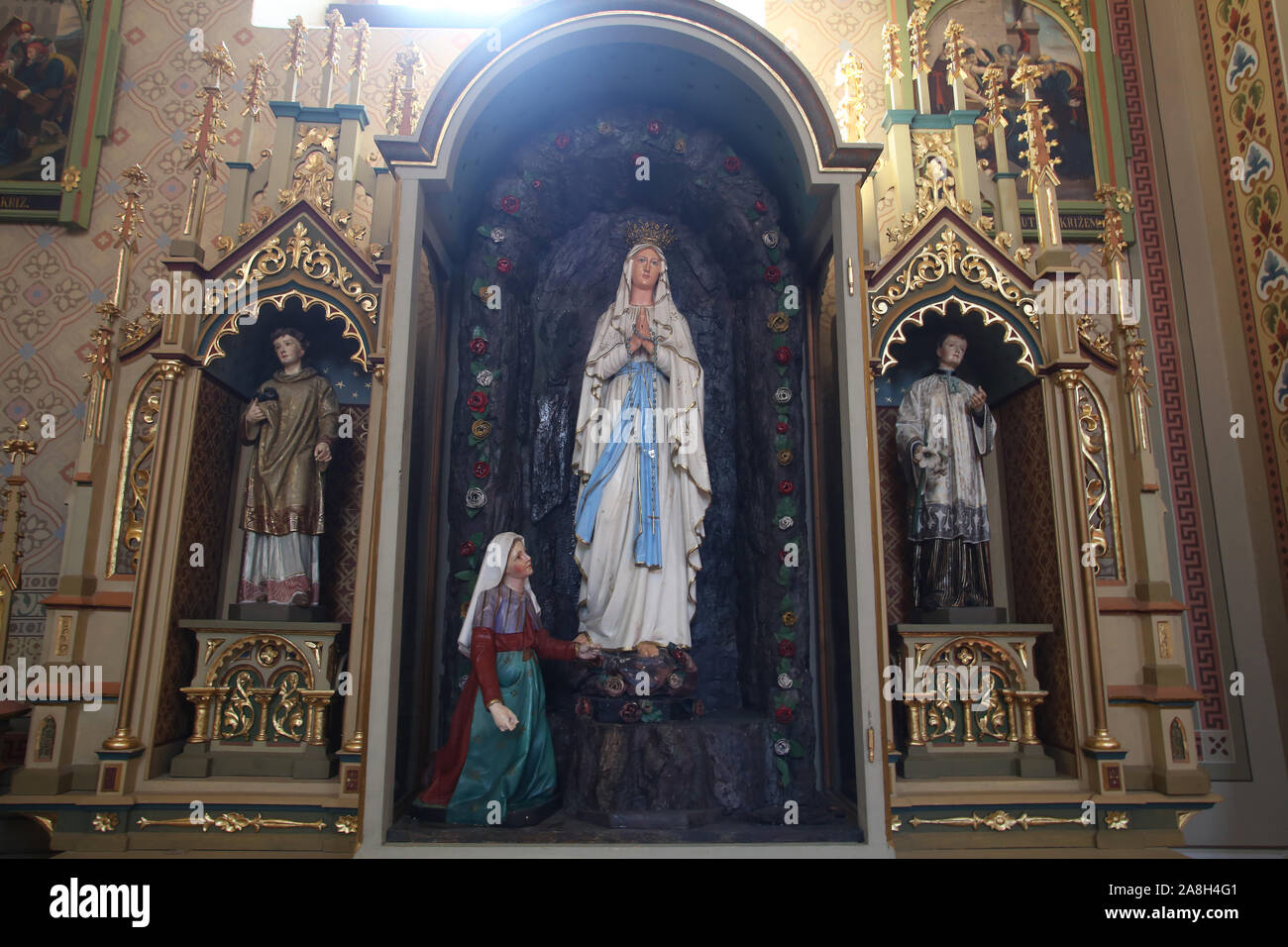 Altar de Nuestra Señora de Lourdes en la iglesia de San Mateo en Stitar, Croacia Foto de stock