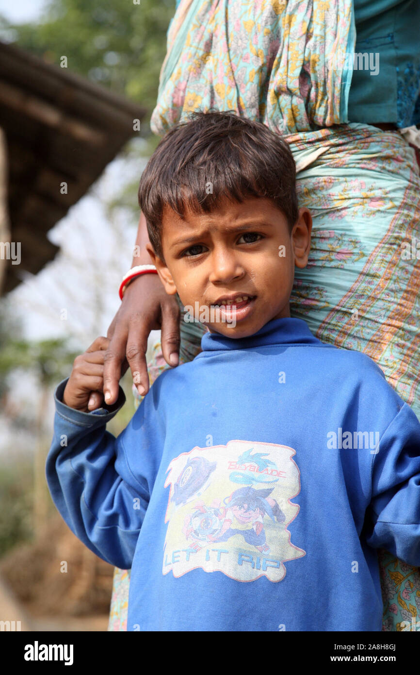 Retrato de los niños de las tribus en un pueblo Kumrokhali, India Foto de stock