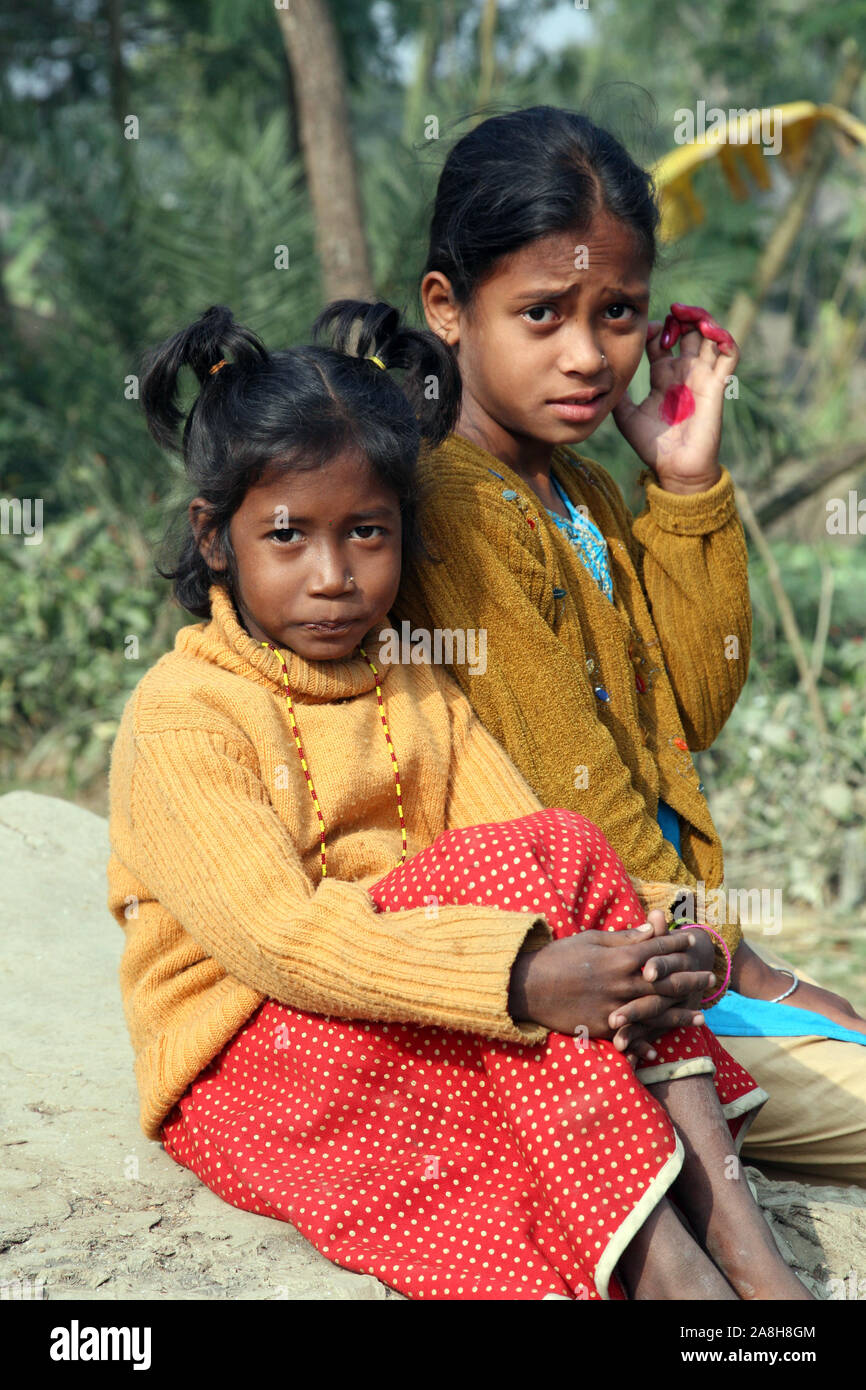 Retrato de los niños de las tribus en un pueblo Kumrokhali, India Foto de stock