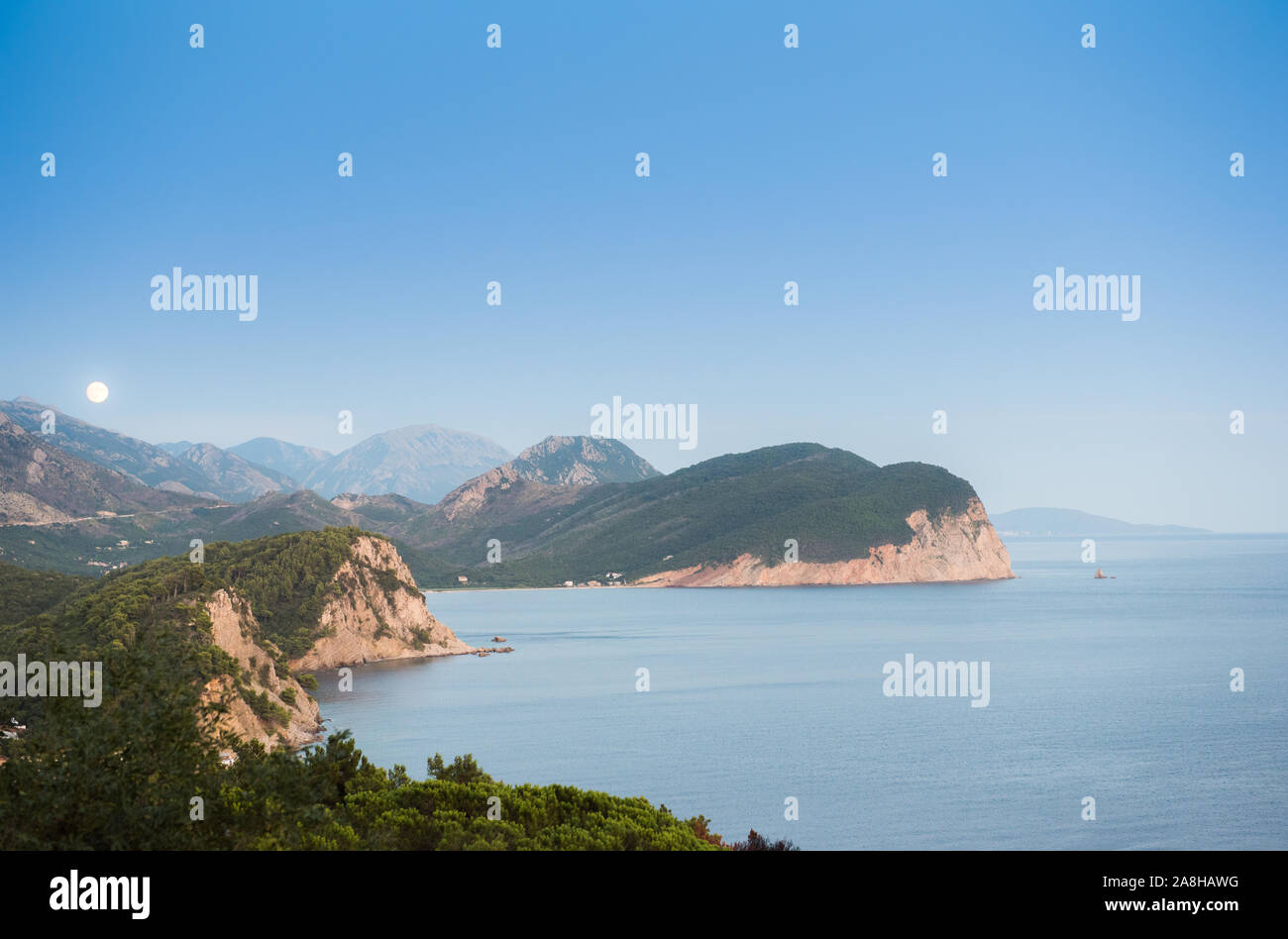 La costa de Montenegro con una luna creciente Foto de stock