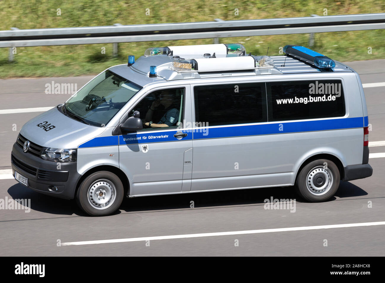 La bolsa alemana (Oficina Federal de Transporte de Mercancías) Volkswagen Bus en la autopista. Foto de stock