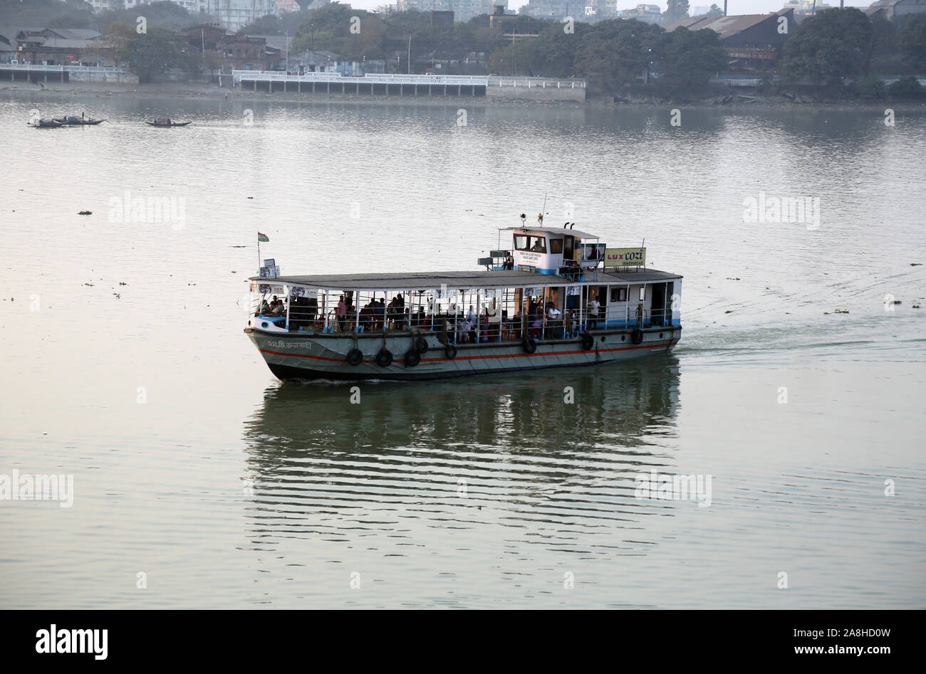 Viejo ferry cruza el río Hooghly cerca del puente de Haora en Kolkata. Foto de stock