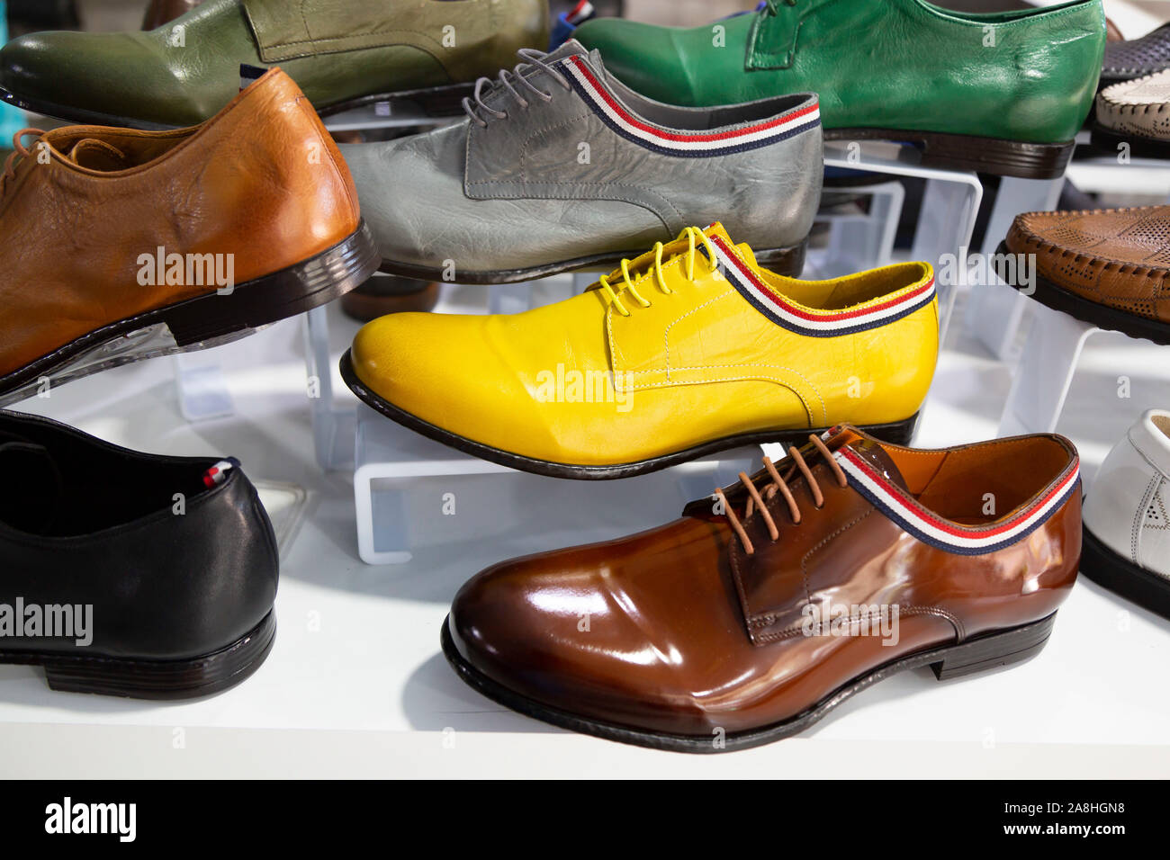Zapatos de hombre de cuero en cuero de diferentes colores en el mostrador  de la tienda Fotografía de stock - Alamy