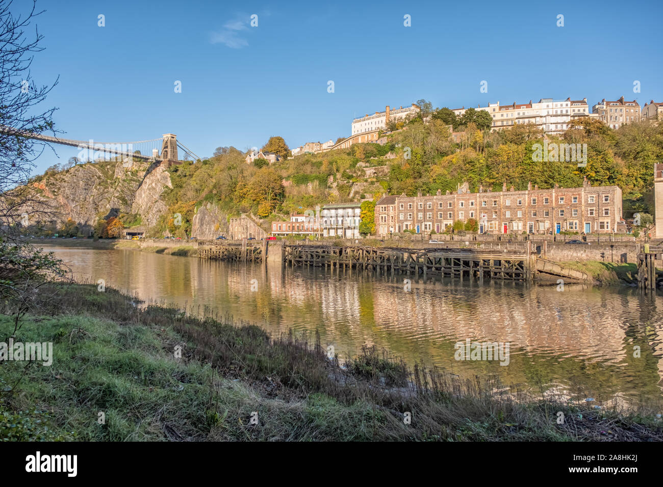 El Puente Colgante de Clifton, muelles, madera Hotwells y el Avon Gorge desde el Leigh Woods lateral del río Avon en una soleada tarde, Bristol, Reino Unido Foto de stock