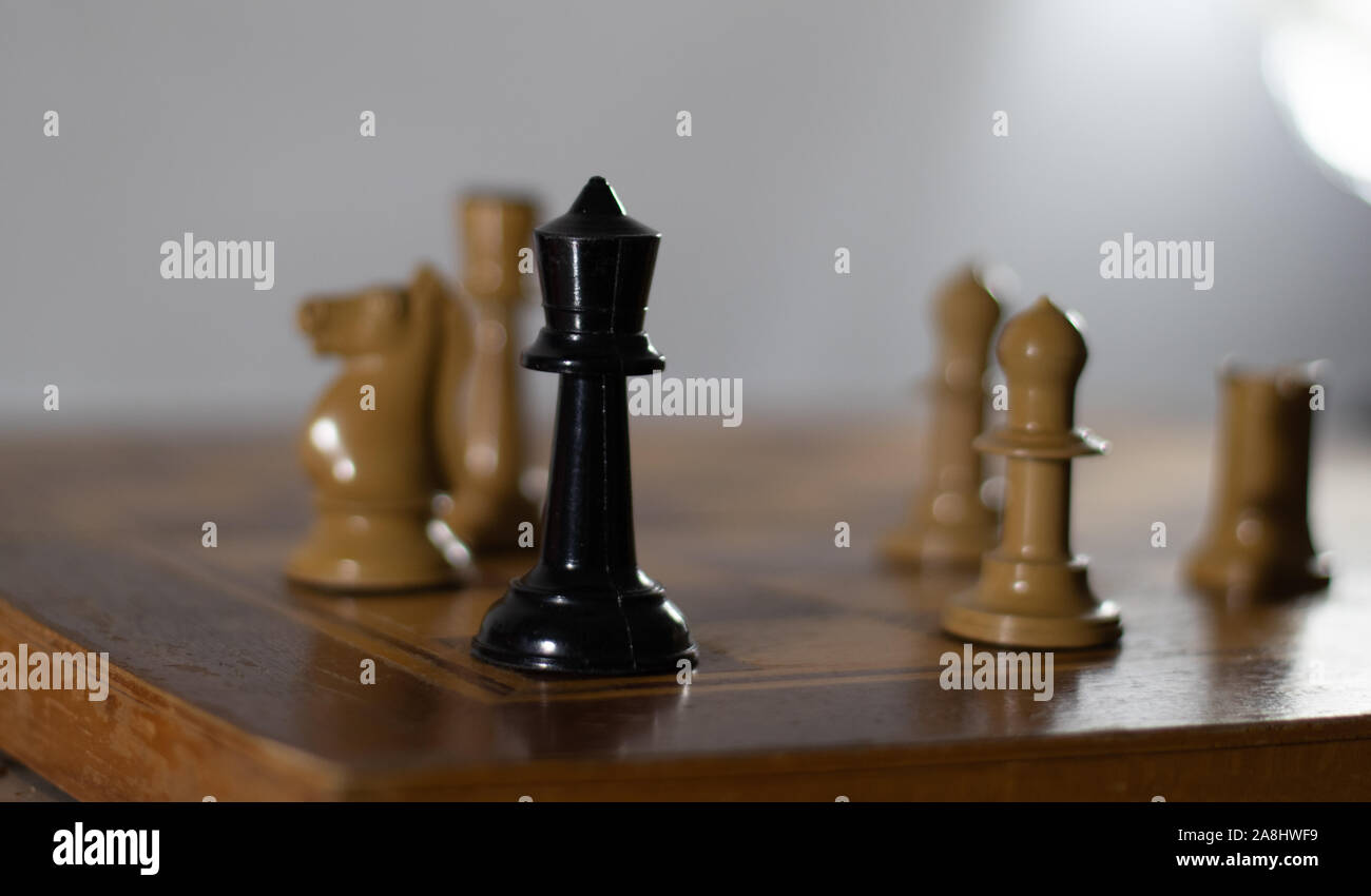 El estancamiento en una estratégica partida de ajedrez. Rey negro  acorralado por figuras blancas Fotografía de stock - Alamy