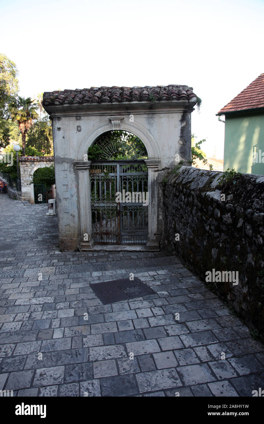 Calle en la ciudad vieja de Herceg Novi, Montenegro Foto de stock
