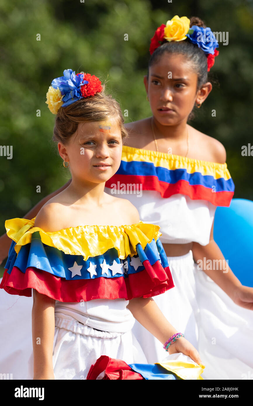 Washington DC, Estados Unidos - 21 de septiembre de 2019: La Fiesta DC, niños venezolanos bailando Joropos, luciendo vestidos tradicionales durante el desfile Fotografía de stock - Alamy Washington DC, Estados Unidos - 21 de septiembre de 2019: La Fiesta DC, niños venezolanos bailando Joropos, luciendo vestidos tradicionales durante el desfile Fotografía de stock - Alamy