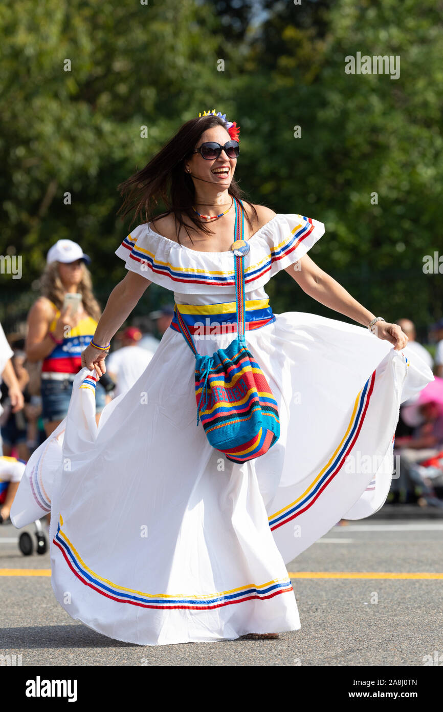 Washington DC, Estados Unidos - 21 de septiembre de 2019: La Fiesta DC,  mujer venezolana vestida con un traje tradicional, realizando una danza  tradicional Jaropo de Venezu Fotografía de stock - Alamy