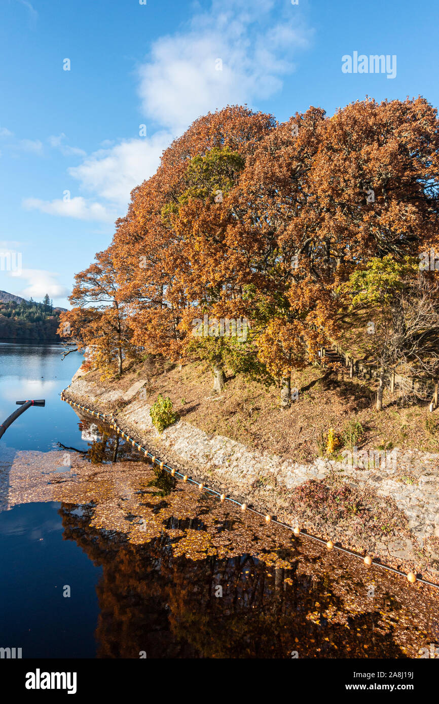 Loch Faskally en colores de otoño en Pitlochry Perth y Kinross Escocia uk Foto de stock