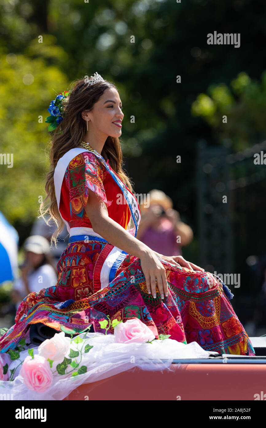 Vestido nanduti fotografías e imágenes de alta resolución - Alamy