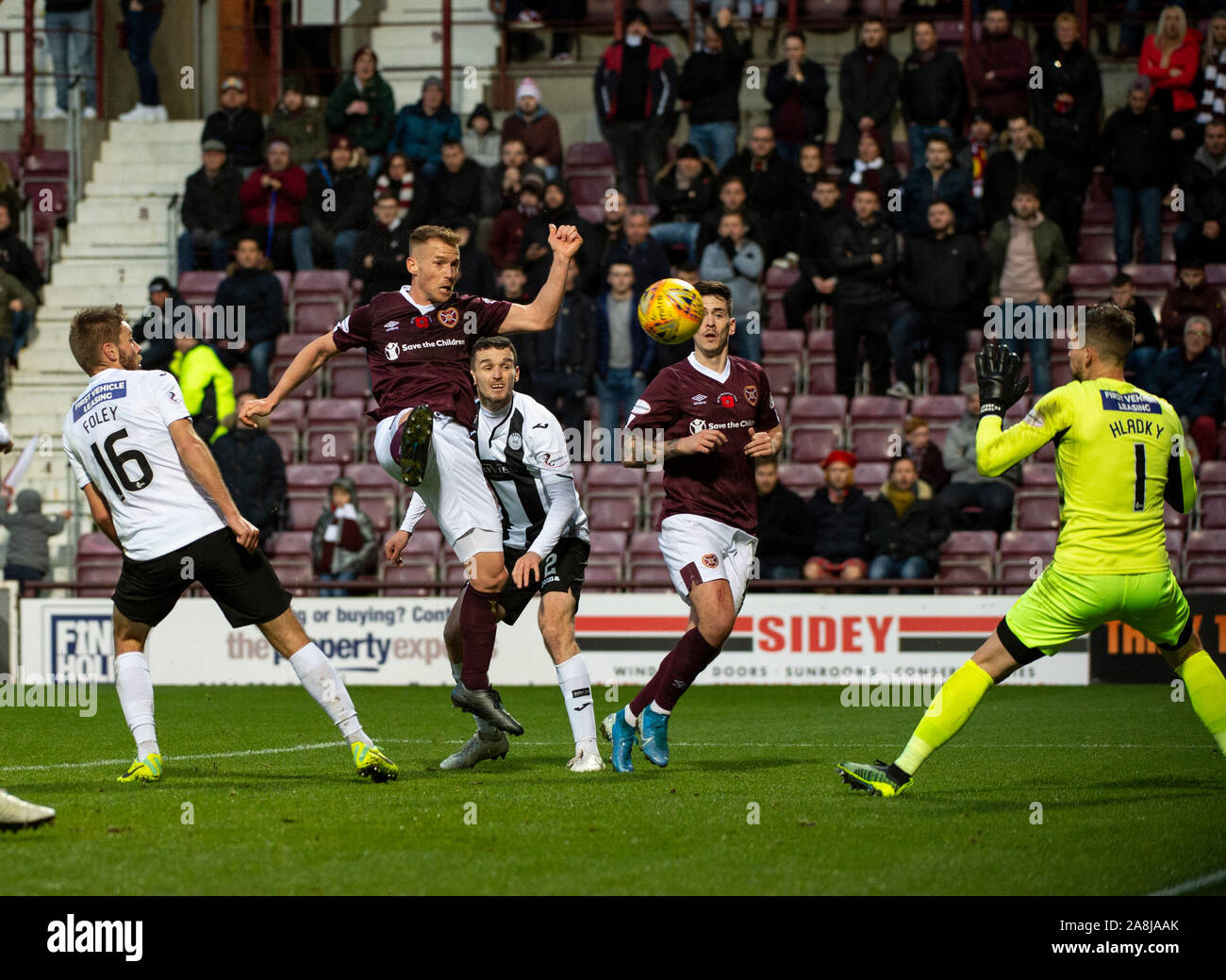 Tynecastle Park, Edimburgo, Midlothian, Reino Unido. El 9 de noviembre de 2019. Ladbrokes Premiereship Escocés - Heart of Midlothian v St Mirren. Tynecastle Park, Edimburgo, Midlothian, Reino Unido. 09/11/2019. Pic muestra: Corazones' centrocampista Central Australiano, Oliver Bozanic, jefes home para poner el equipo de casa 3-2 por delante como corazones albergan el St Mirren en la Ladbrokes Premiereship escocés, Tynecastle Park, Edimburgo. Crédito: Ian Jacobs Foto de stock