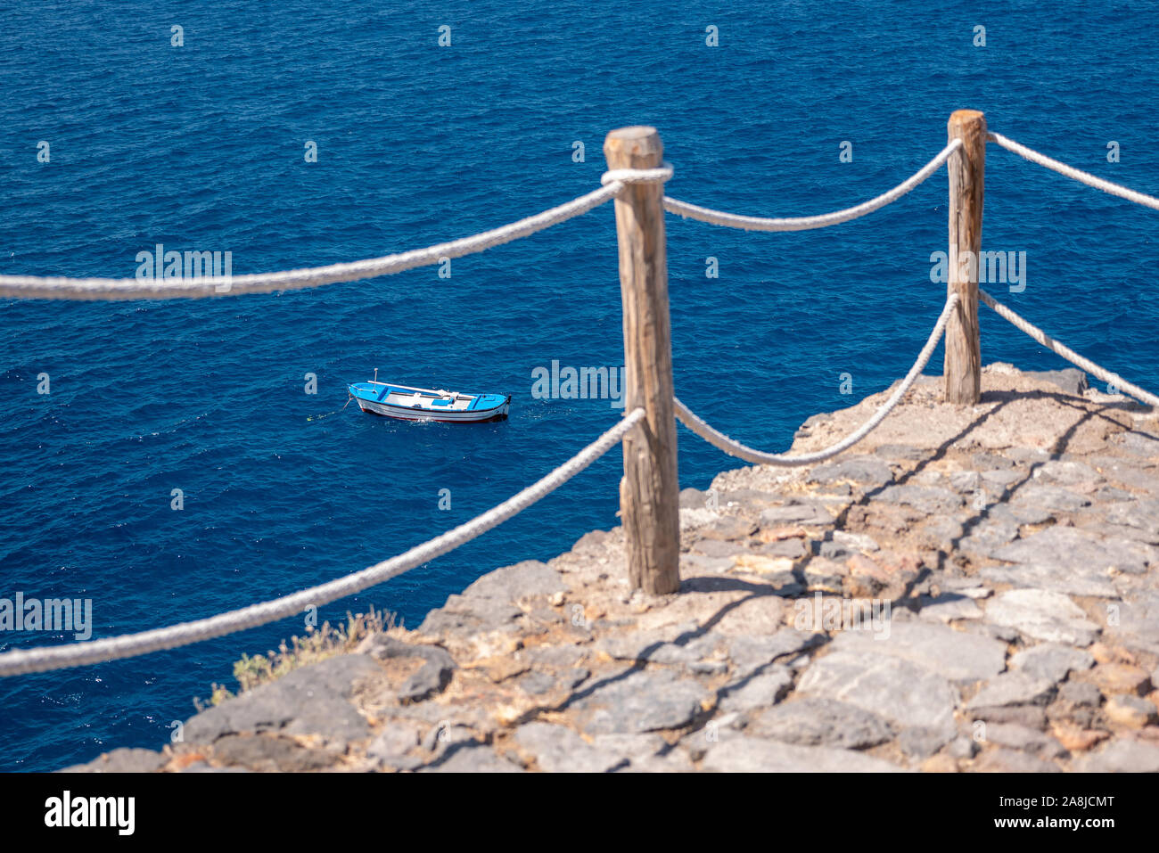 Barco pesquero vistos desde arriba en un hermoso mar azul Foto de stock