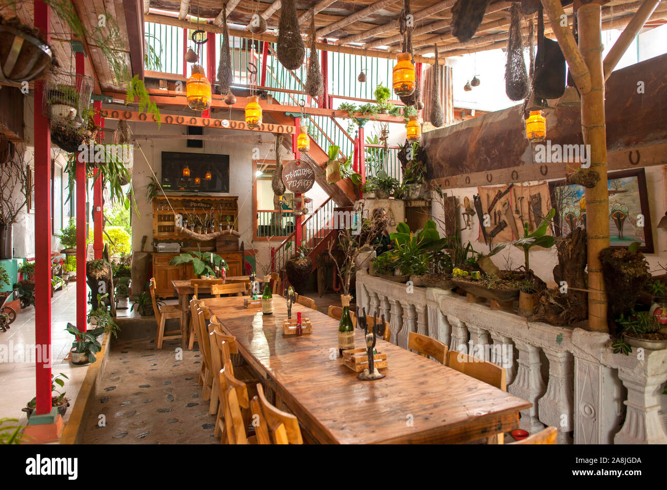 Restaurante interior en el municipio de Concepción, Antioquia, Colombia. Foto de stock