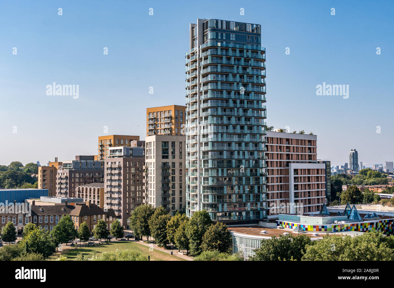 Londres, Reino Unido - El 26 de agosto de 2019: perfil de Londres desde Lewisham Shopping Center mostrando el renacimiento complejo de apartamentos en primer plano Foto de stock