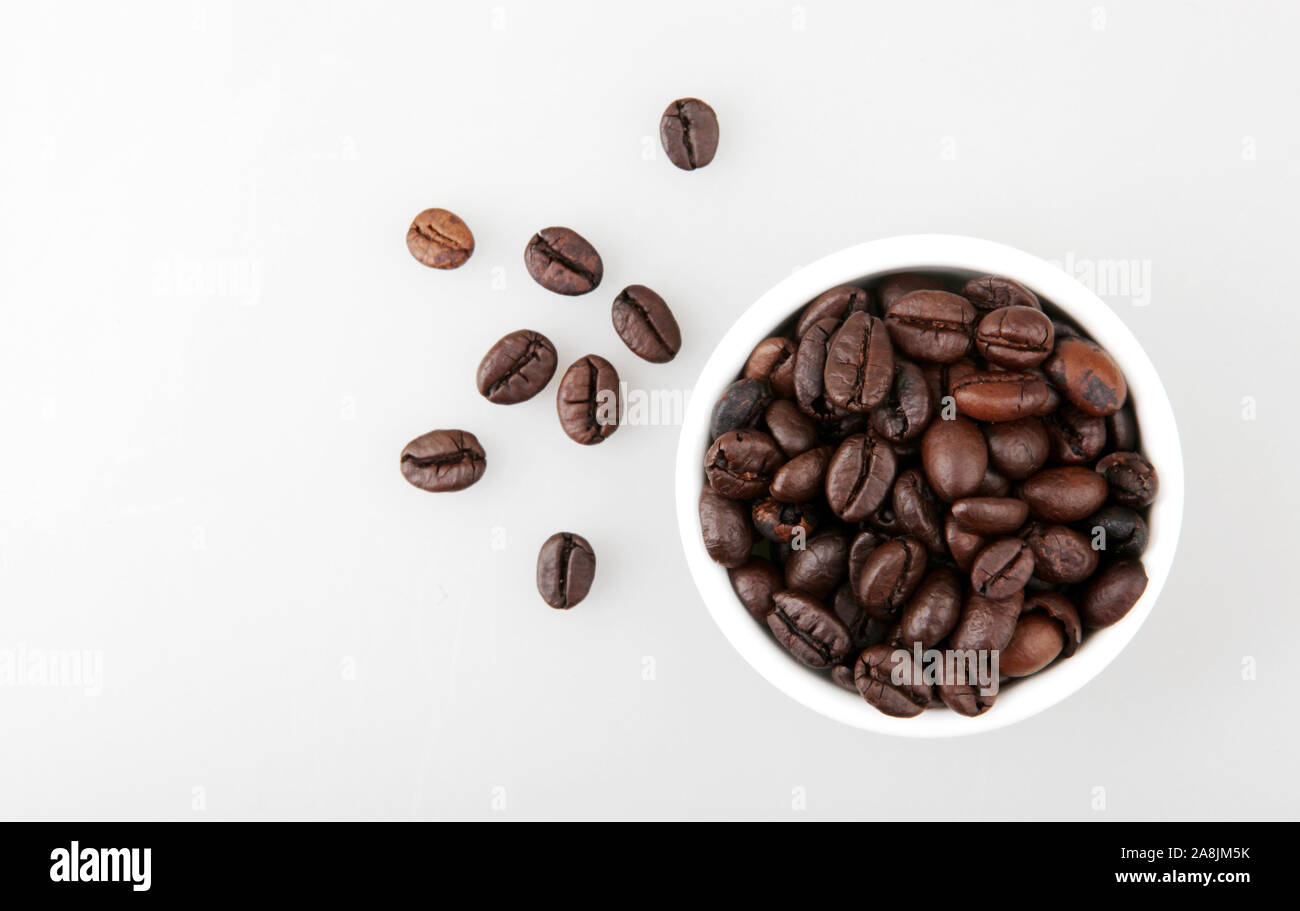 Los granos de café aislado en blanco Foto de stock