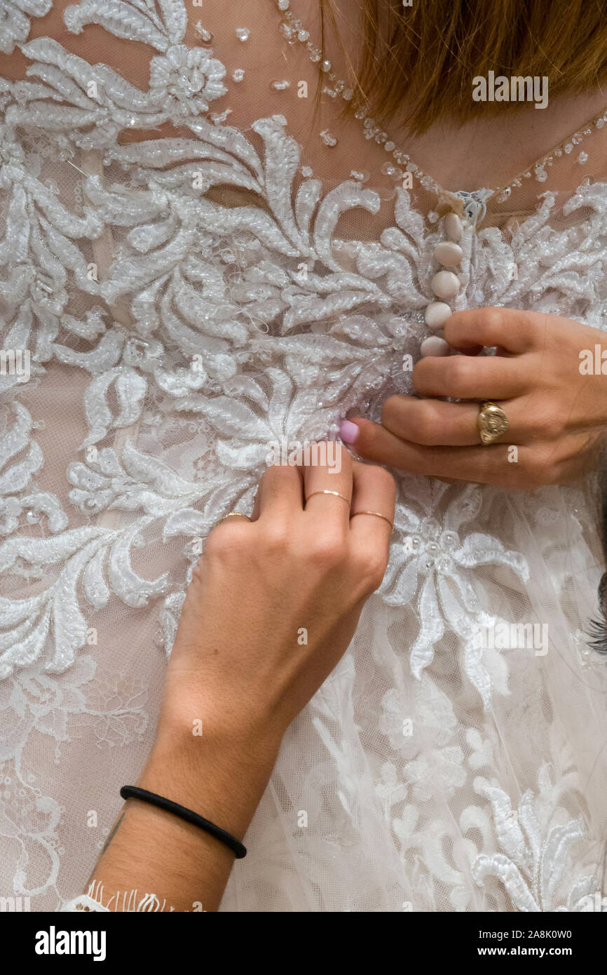 Tratando de la novia en su vestido de novia, Kleinfeld bridal boutique de  lujo y la estrella de su propio programa de televisión, decir sí a la  vestimenta. NYC Fotografía de stock -