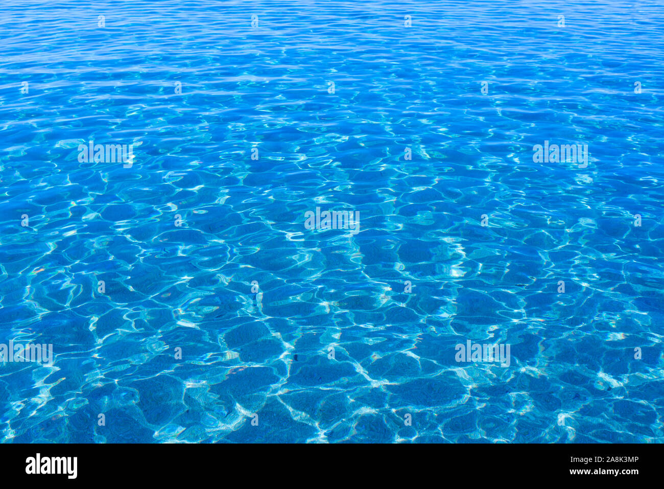 Prístina calma azul con ondulaciones de la superficie del agua de mar Foto de stock