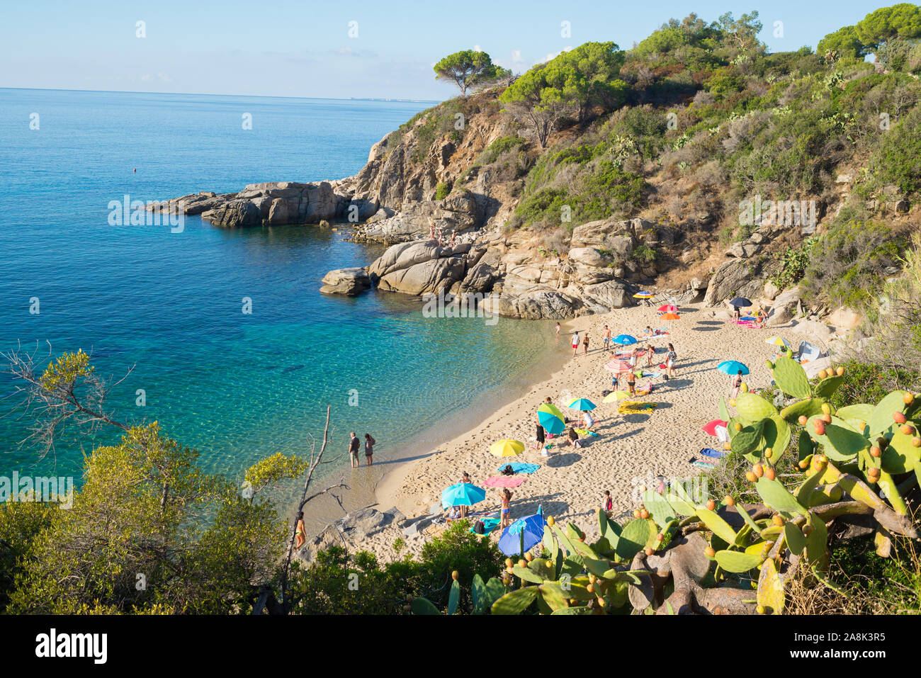 Cavoli, Isola d'elba, Italia - Septiembre de 2019: la gente en la famosa Cavoli Beach en la Isla de Elba, Toscana Foto de stock
