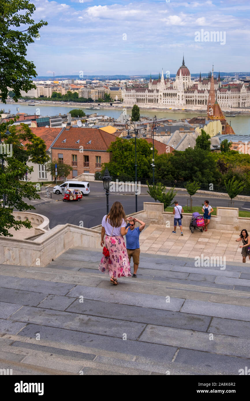 Budapest, Hungría - 8 de agosto, 2019: vista del paisaje urbano con el famoso edificio del Parlamento desde el Bastión de los pescadores en la colina del castillo Foto de stock