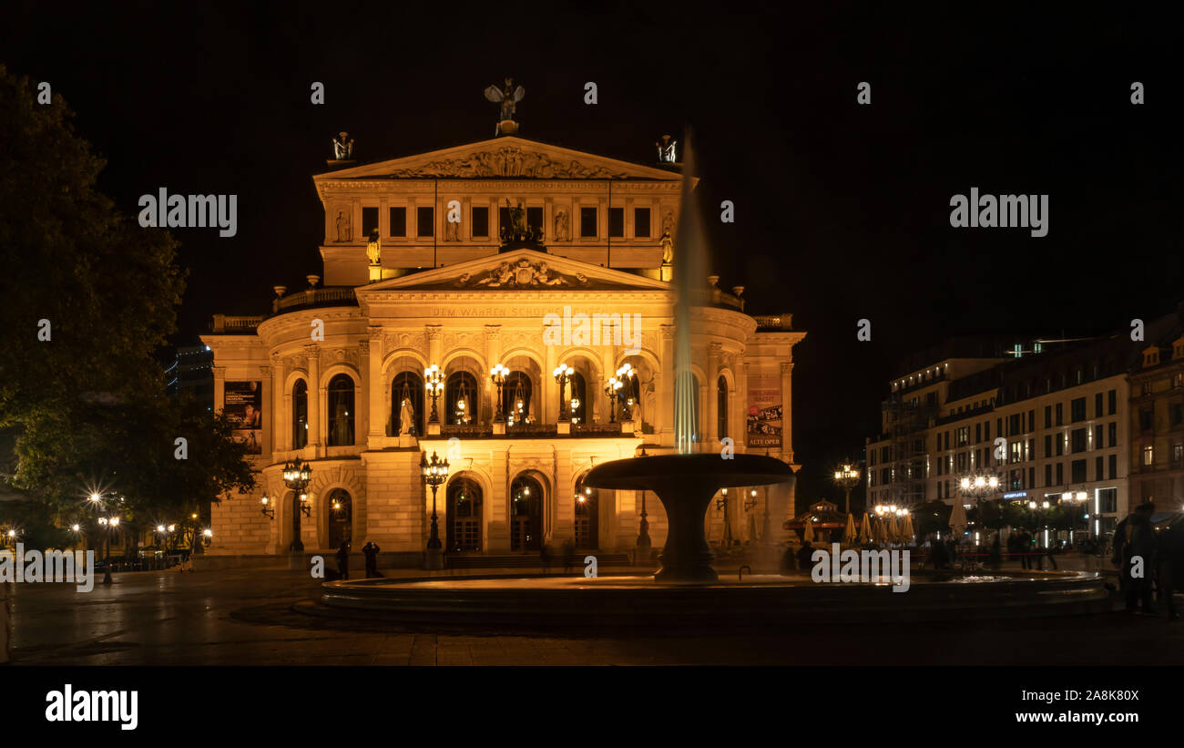 Francfort, Alemania - 05 de octubre, 2019: hermosa sala de conciertos Alte Oper, la antigua Ópera de Frankfurt am Main Foto de stock