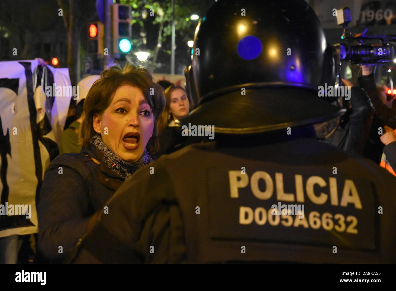 Una mujer protesta en frente de un agente de la policía antidisturbios catalanes durante la manifestación.Alrededor de 500 personas convocadas por los Comités de Defensa de la República (CDR) marzo de reflexión para las elecciones generales en la protesta del 1-o sentencia. Foto de stock