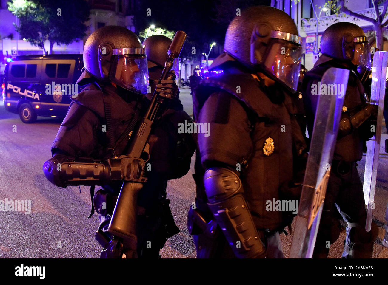Un grupo de unidades antidisturbios de la policía nacional española stand alerta durante la protesta.Alrededor de 500 personas convocadas por los Comités de Defensa de la República (CDR) marzo de reflexión para las elecciones generales en la protesta del 1-o sentencia. Foto de stock
