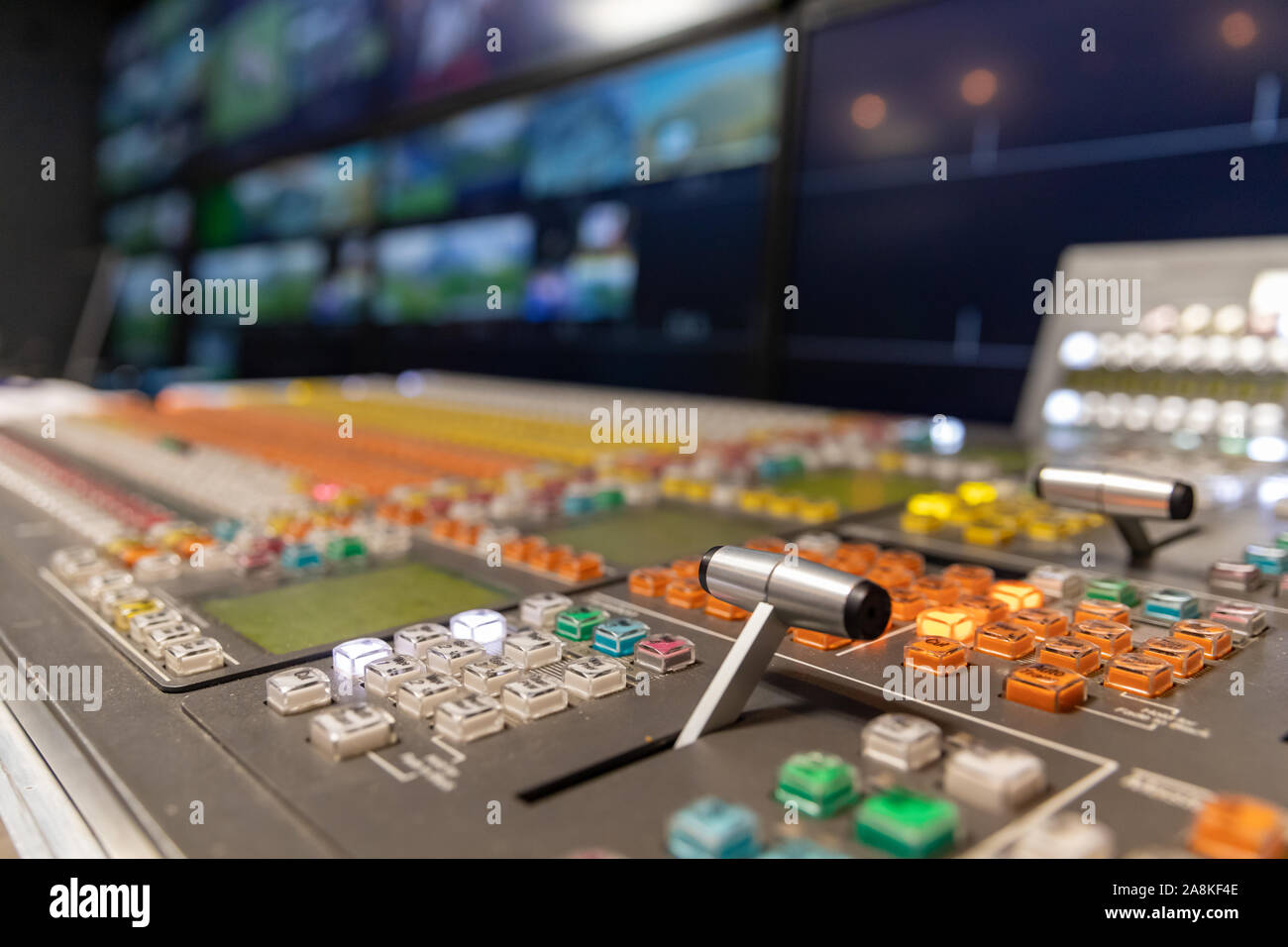 Mezclador de vídeo broadcast profesional utilizado en producciones de la  televisión en directo, la poca profundidad de campo Fotografía de stock -  Alamy