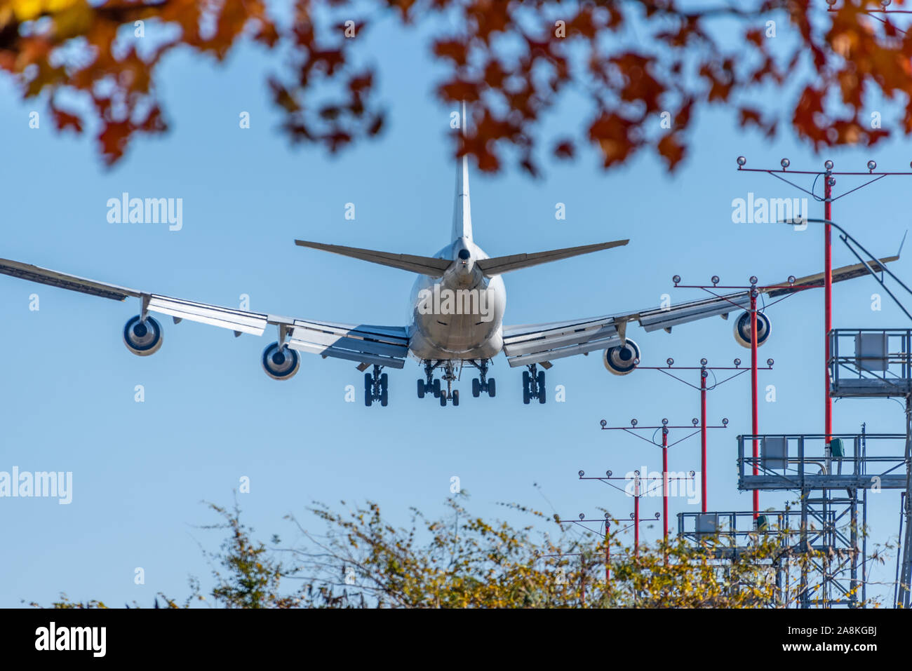 Avión de pasajeros en la aproximación para el aterrizaje en el Aeropuerto Internacional Hartsfield-Jackson de Atlanta en un hermoso día de otoño en Atlanta, Georgia. (Ee.Uu.) Foto de stock