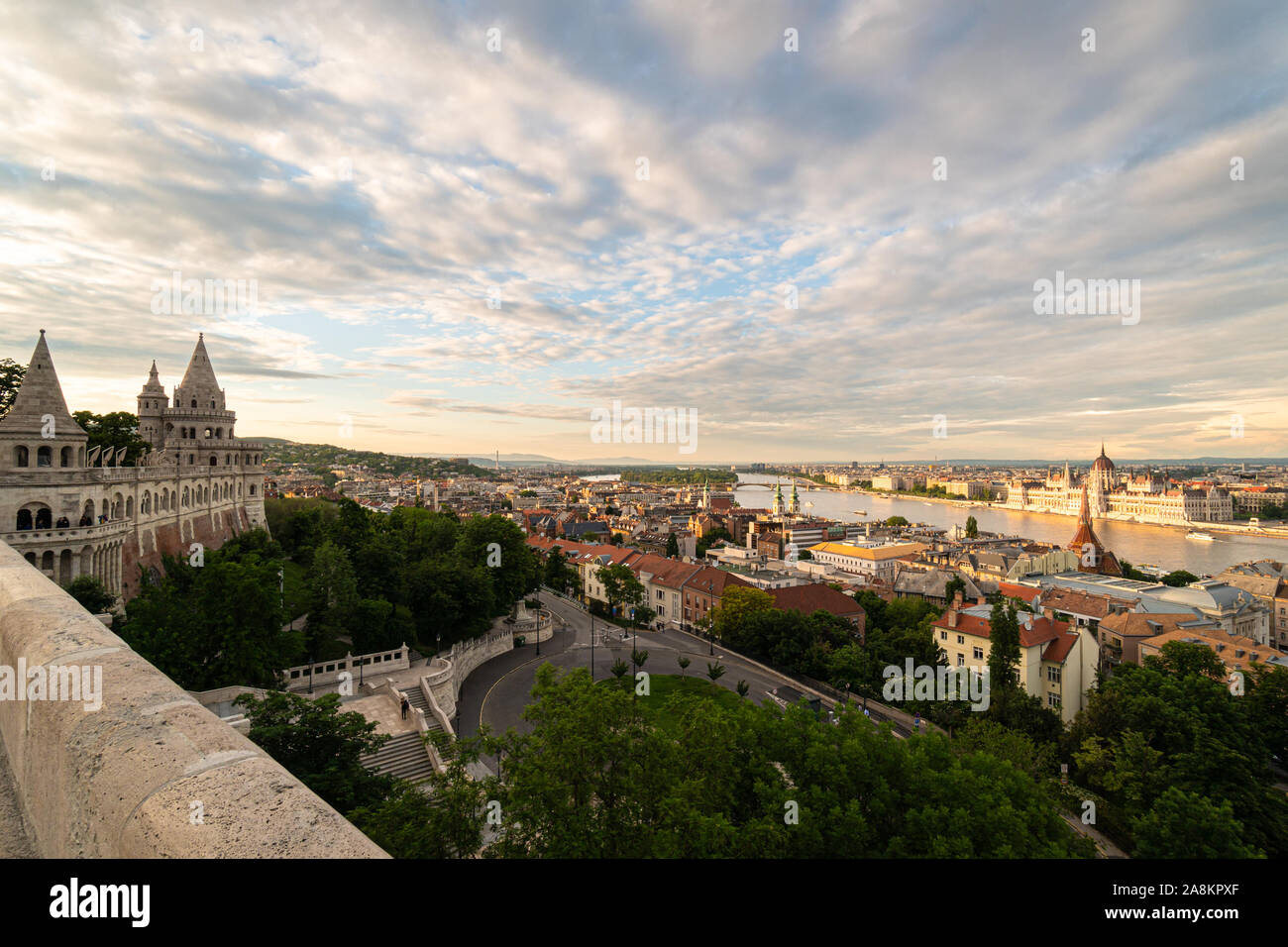 Atardecer en el Bastión de los pescadores y la casa del parlamento en Budapest por el Danubio en el casco antiguo de la ciudad capital de Hungría Foto de stock