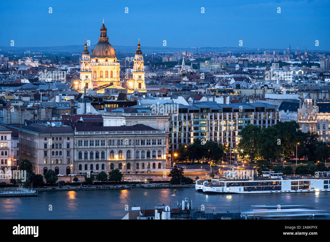 Penumbra a través de la Basílica de San Esteban y la línea del horizonte de Budapest por el río Danubio en Hungría capital Foto de stock