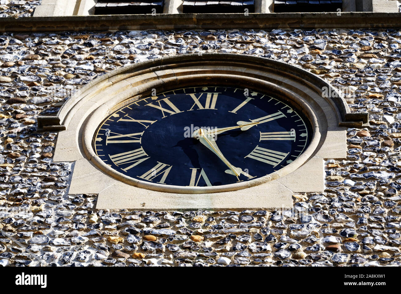 Un gran reloj con números romanos y ornamentada manos Foto de stock