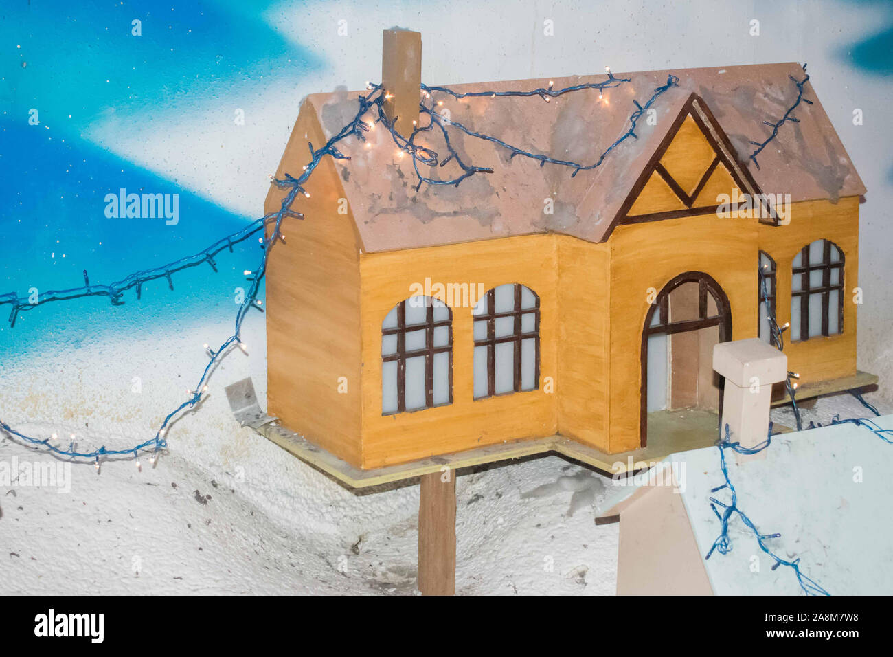 Navidad casas hechas de cartón cortados con nieve artificial con luces de  Navidad Fotografía de stock - Alamy