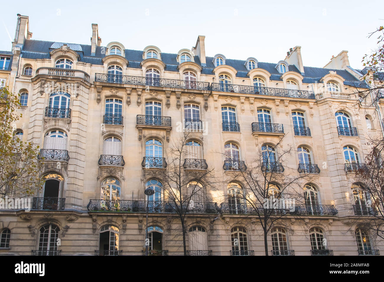 París, atractivos edificios Haussmann en una zona elegante de la capital, panorama Foto de stock