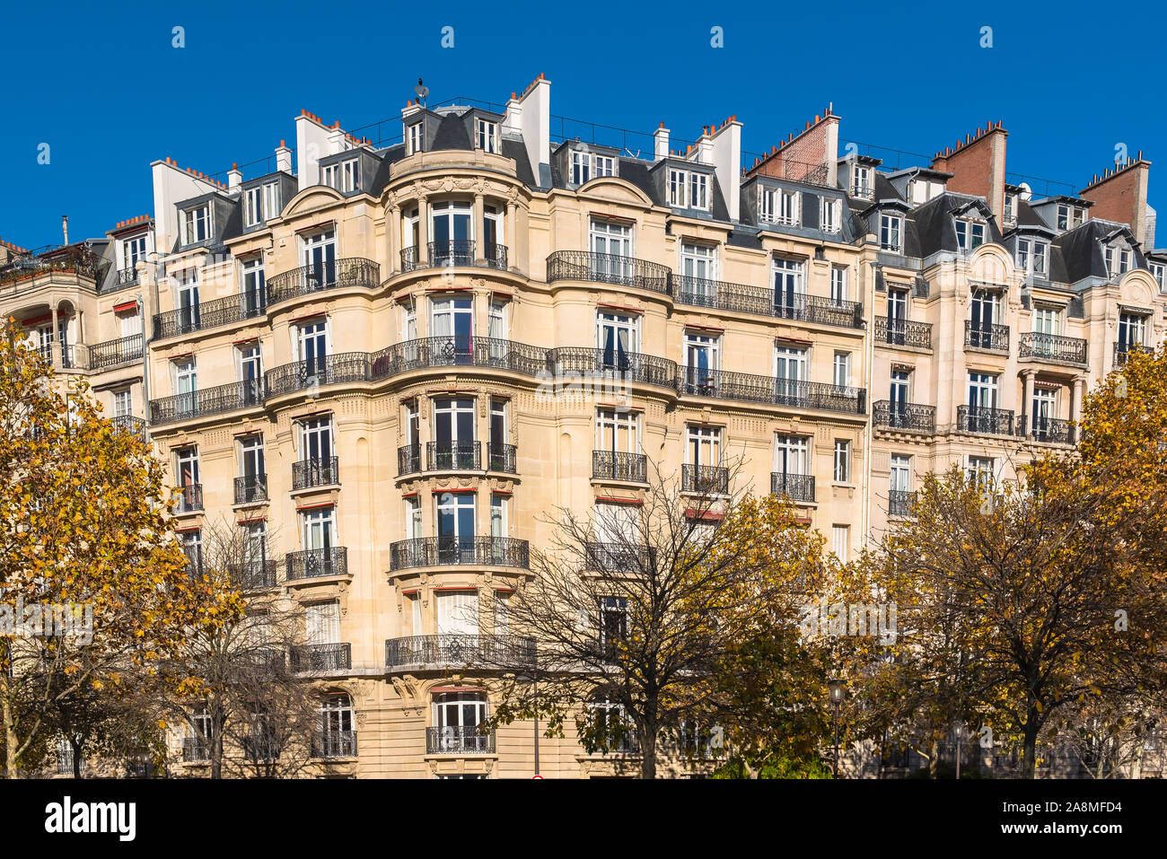 París, atractivos edificios Haussmann en una zona elegante de la capital, panorama Foto de stock