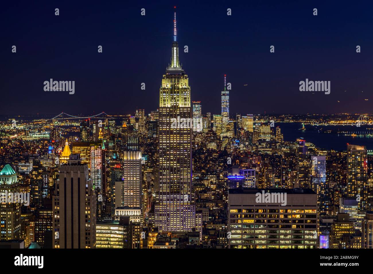 Vista de Midtown y el centro de Manhattan y el Edificio Empire State, desde la cima de la roca el centro de observación durante la noche, el Rockefeller Center, Manhattan, Nueva Foto de stock