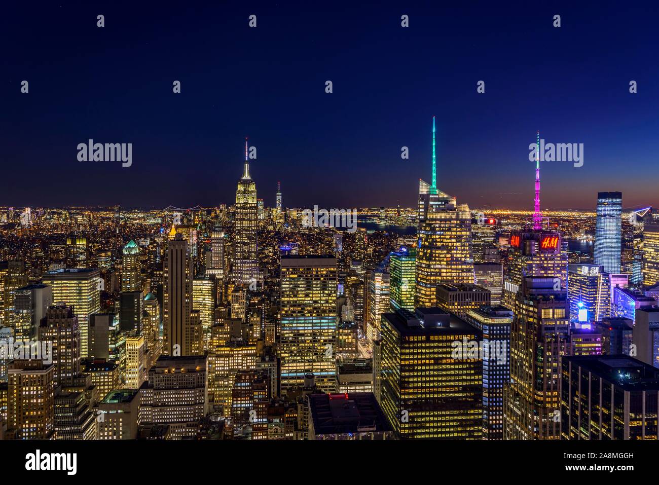 Vista de Midtown y el centro de Manhattan y el Edificio Empire State, desde la cima de la roca el centro de observación durante la noche, el Rockefeller Center, Manhattan, Nueva Foto de stock