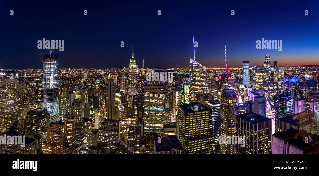 Vista de Midtown y el centro de Manhattan y el Edificio Empire State, desde la cima de la roca el centro de observación durante la noche, el Rockefeller Center, Manhattan, Nueva Foto de stock