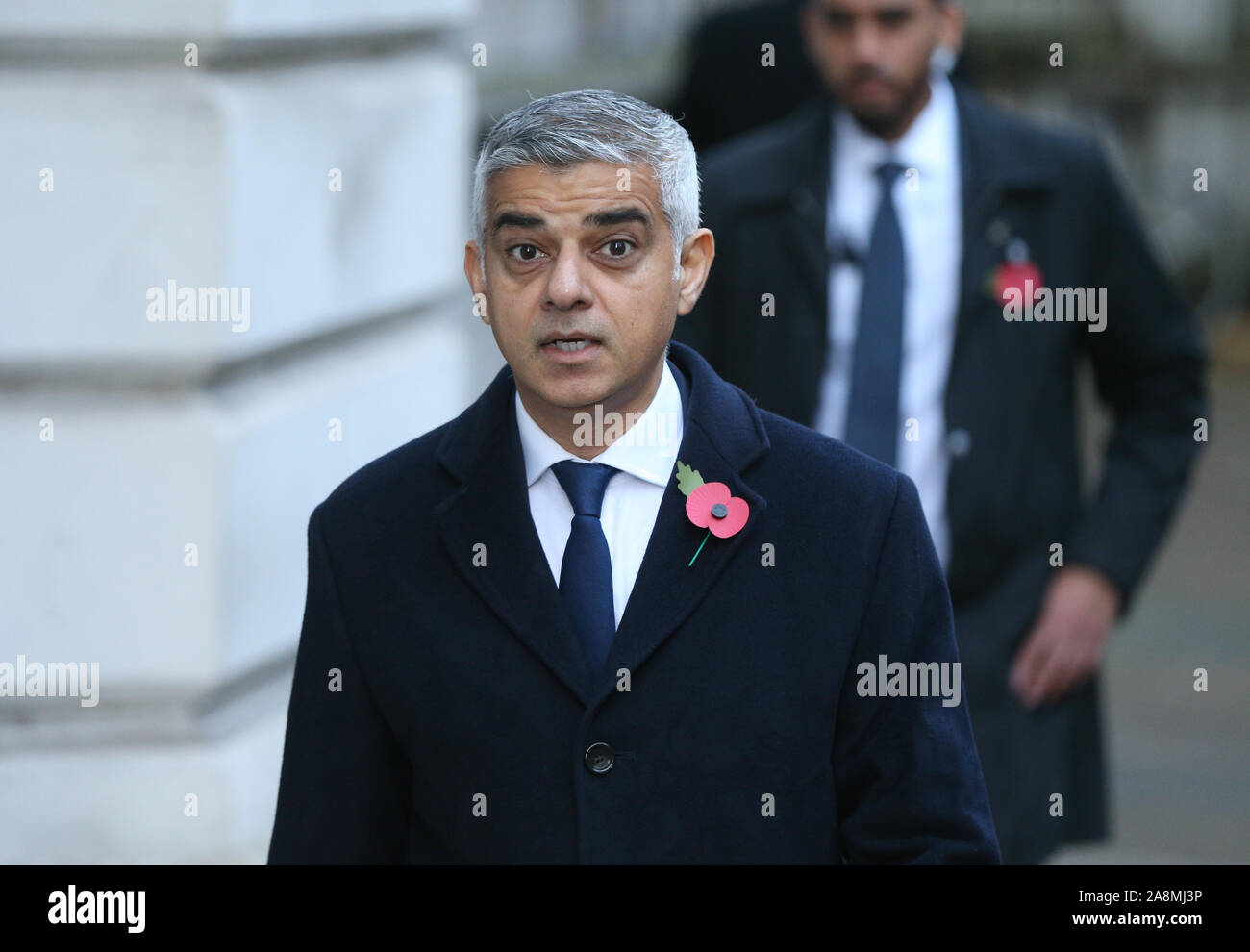 Alcalde de Londres Sadiq Khan en Downing Street que llegan para el servicio del Domingo del Recuerdo en el cenotafio memorial en Whitehall, en el centro de Londres. PA la foto. Imagen Fecha: domingo, 10 de noviembre de 2019. Consulte PA historia real de recuerdo. Crédito de la foto debe leer: Jonathan Brady PA/cable Foto de stock