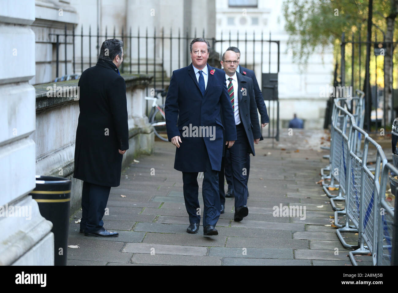 El ex Primer Ministro David Cameron en Downing Street que llegan para el servicio del Domingo del Recuerdo en el cenotafio memorial en Whitehall, en el centro de Londres. PA la foto. Imagen Fecha: domingo, 10 de noviembre de 2019. Consulte PA historia real de recuerdo. Crédito de la foto debe leer: Jonathan Brady PA/cable Foto de stock