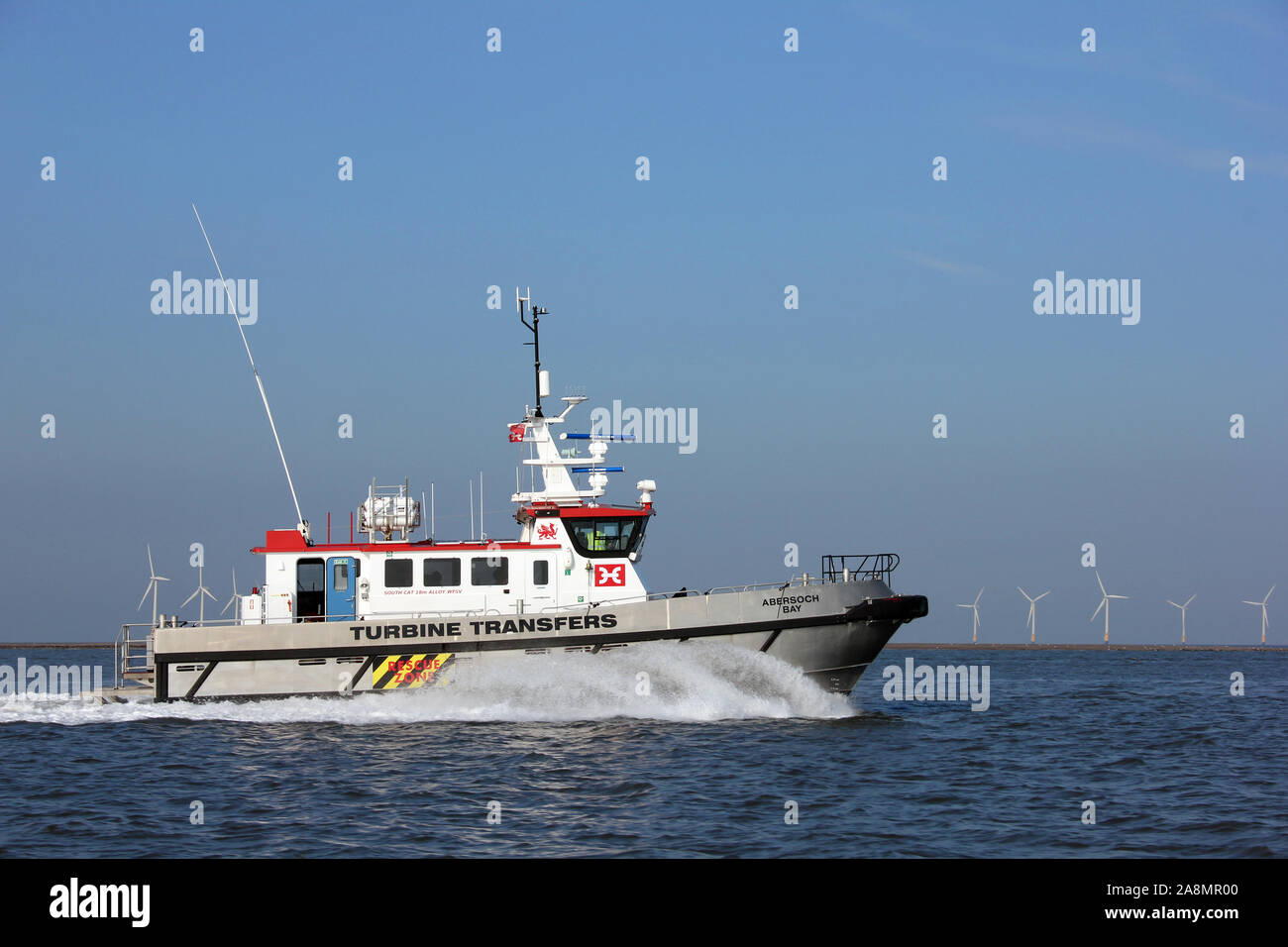 Transferencias de turbina buque "Bahía" Abersoch navegando hacia el parque eólico offshore Banco Burbo Foto de stock