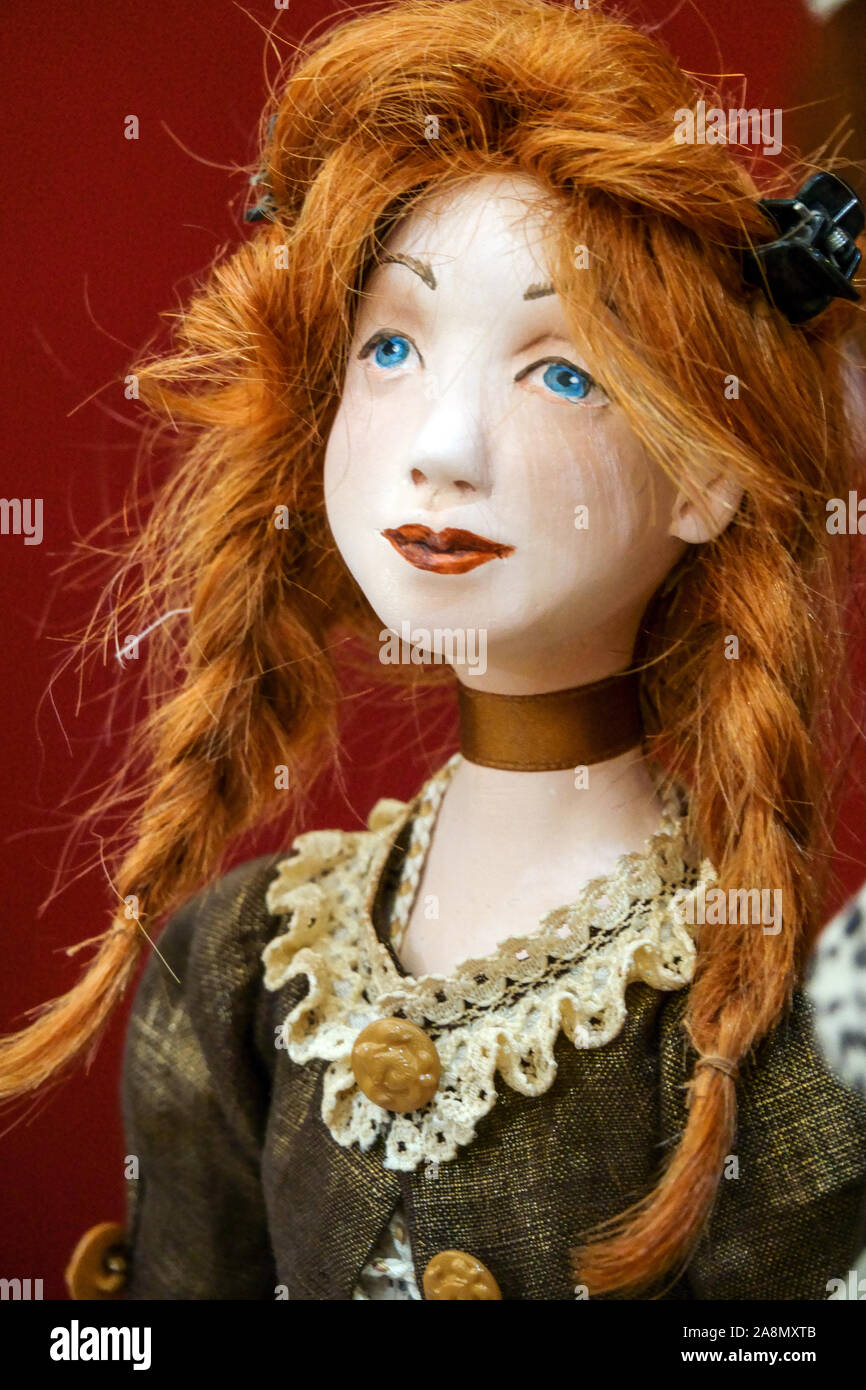 Art doll cabello rojo y ojos azules retrato Foto de stock