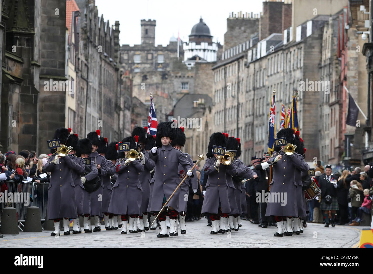 La banda militar tocando antes del inicio de un día de recuerdo el servicio en la piedra de recuerdo en Edimburgo. Foto de stock