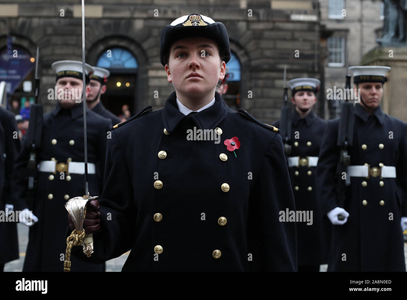 Taoiseach Leo Varadkar coloca una corona durante el servicio del Domingo del Recuerdo en el cenotafio en Enniskillen, celebrada en homenaje a los miembros de las fuerzas armadas que han muerto en conflictos importantes. Foto de stock