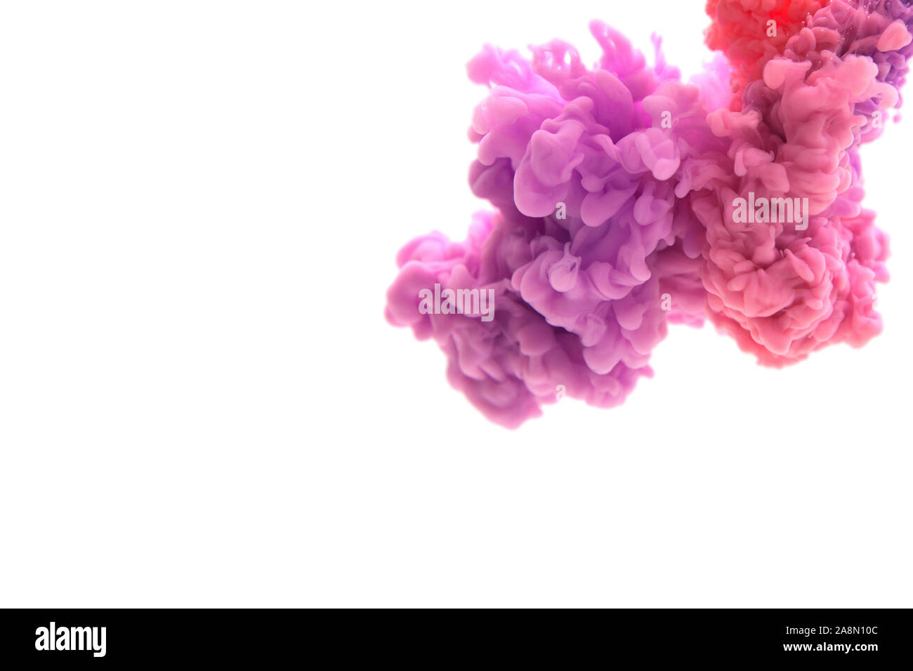 Mezcla de abstracto de tinta roja y violeta en el agua sobre un fondo blanco. Se ve como el humo o la nube. O gravedad cero. Foto de stock