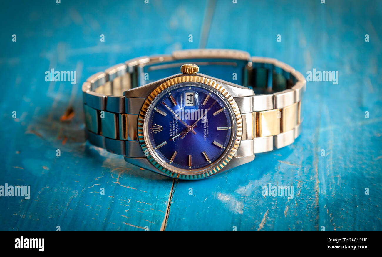 CREMONA, Italia - Marzo, 2019: reloj azules sobre fondo negro. Rolex SA es una importante compañía de lujo Suizo en la producción de la IRG fino de stock - Alamy