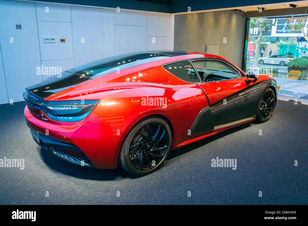 Luxury car dealer showroom display fotografías e imágenes de alta
